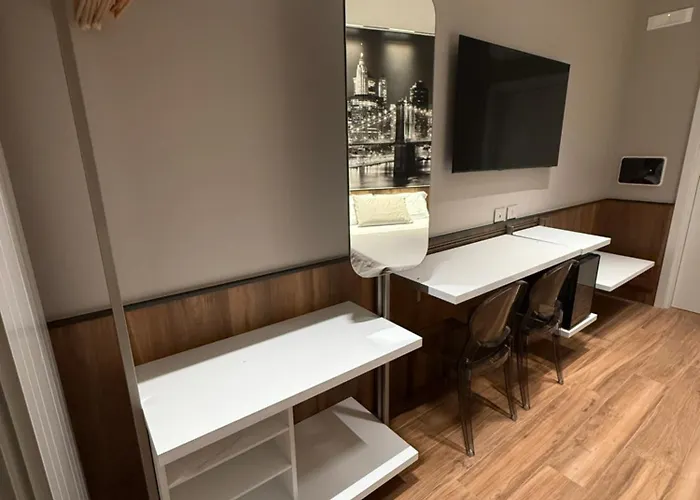 לינה וארוחת בוקר Maison Saint Honore 4*